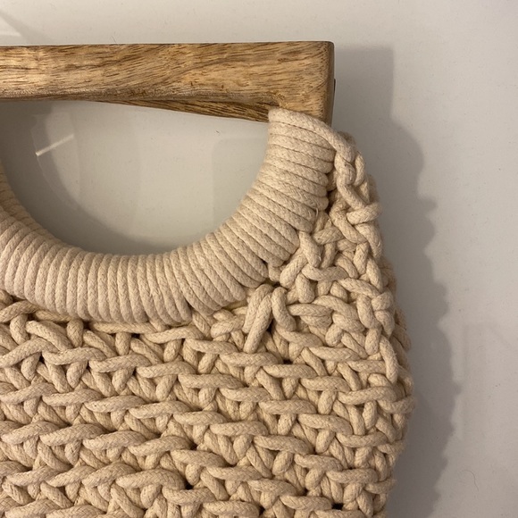 Crocheted rope purse with wooden handles - Picture 4 of 9